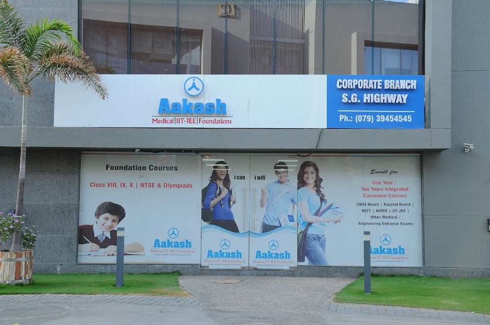 Aakash Institute Medical, IIT-JEE, Foundation, SG Highway